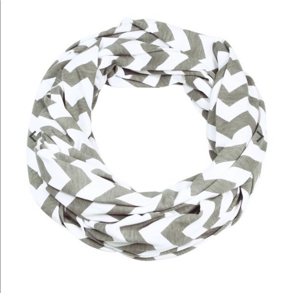 Multi-functional Itzy Ritzy Nursing Scarf - Picture 3 of 4